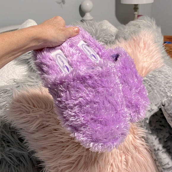 Resorts Purple Fluffy Slippers Womens 5/6 House Shoes Comfy Slip On - Picture 16 of 16
